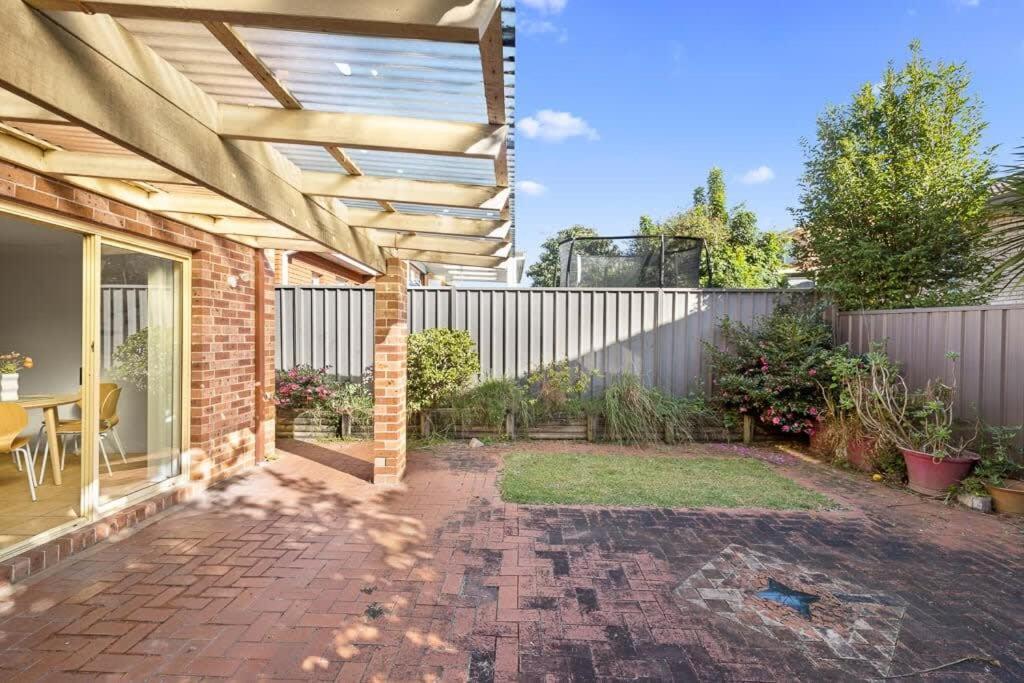 3 Bdrms Duplex In Greystanes Holiday home *